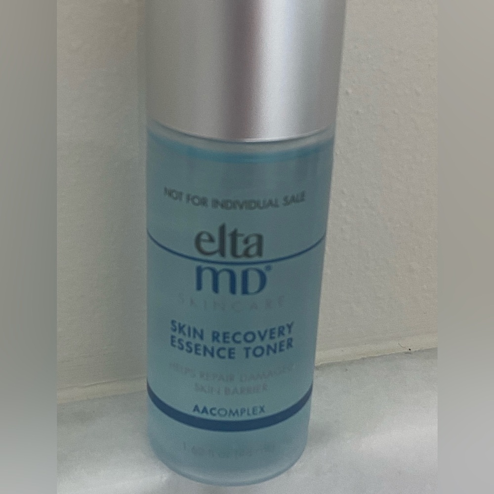 EltaMD Skin Recovery Essence Toner - Silver and Blue